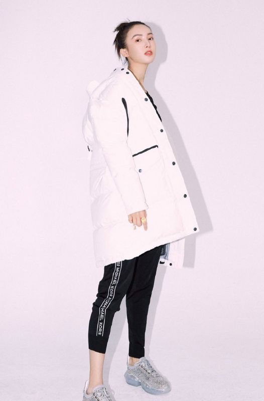 清新甜美个性少女金晨时尚杂志明星写真图片