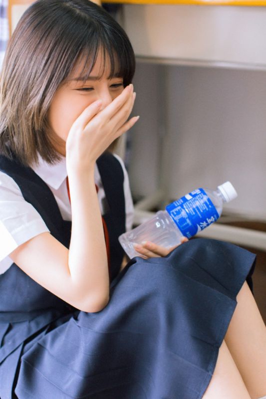 国中学生妹教室蓝色制服甜美俏丽长腿诱惑写真