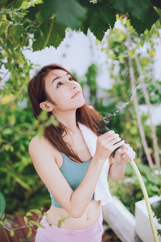 运动少女户外湿身大奶喷射大腿写真