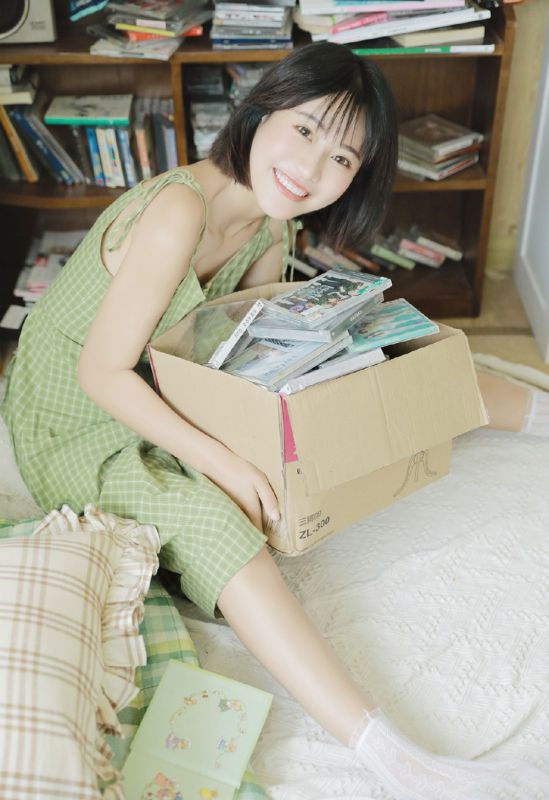 素颜美女淡绿小吊带裙小清新诱人酥胸性感白丝美腿照