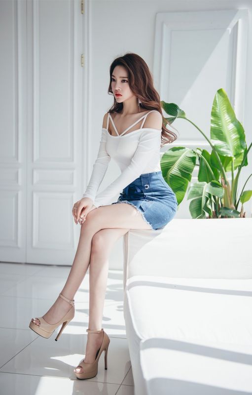 韩国美腿美女模特牛仔A裙性感翘臀火辣写真
