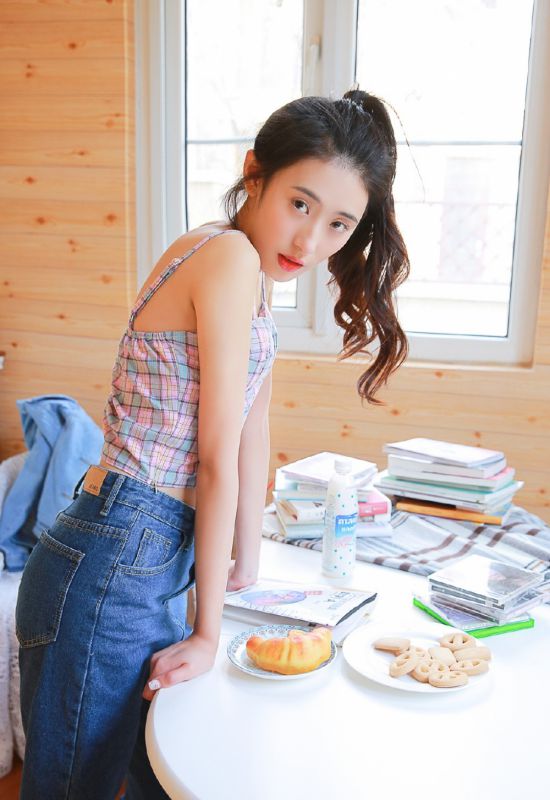 扎马尾的内衣女孩牛仔长裤性感美腿居家诱惑写真