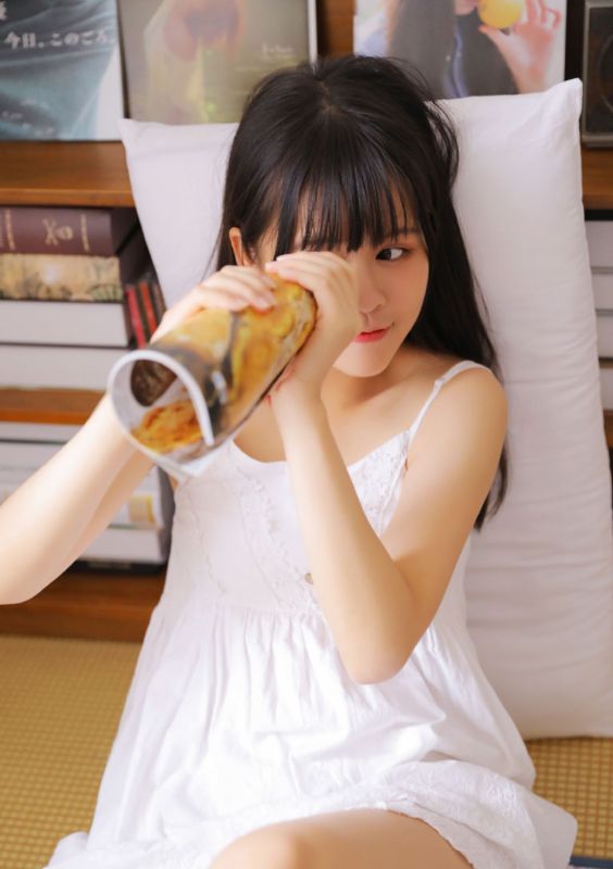 00后佛系少女清纯吊带裙私房撩发性感妩媚动人写真