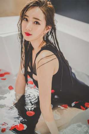 韩国御姐李妍静浴缸花瓣水湿身裸体艺术大胆写真