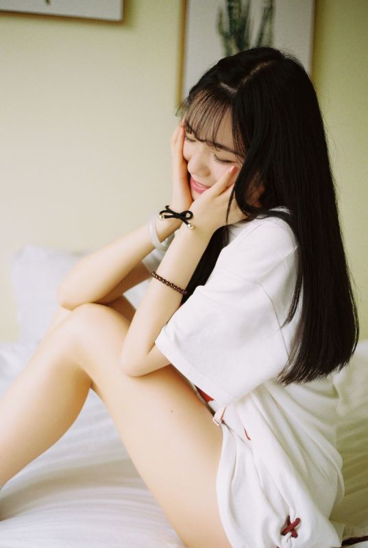 漂亮的素颜姐姐长发妖娆居家内衣白嫩美乳人体艺术写真
