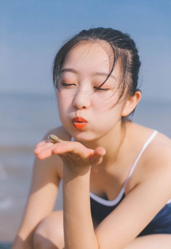 大眼风骚少女日式连体泳装湿身福利诱惑写真