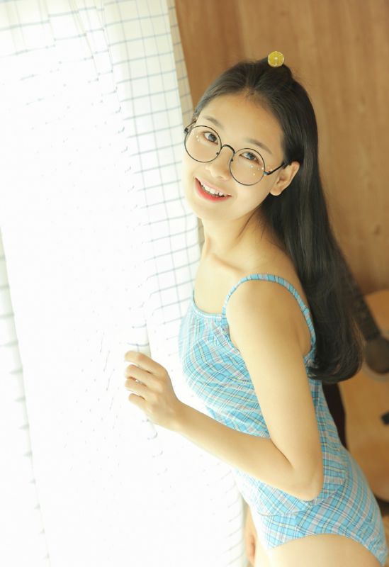 眼镜少女文艺气息性感内衣火辣身材写真