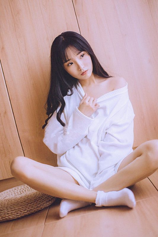 清秀养眼美少女纯白浴袍裸露出白嫩酥胸性感诱惑写真