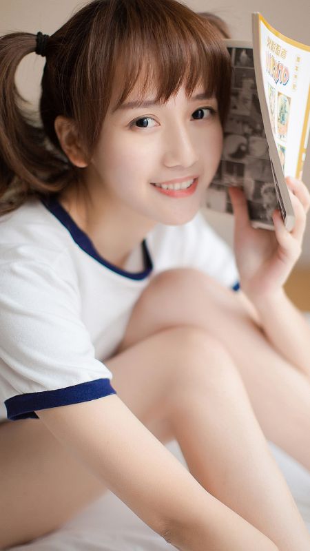 俏皮学生妹运动装露白皙美腿室内解锁看漫画姿态性感照