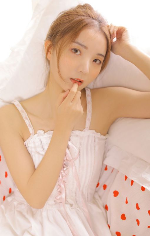 诱人性欲辣妹吊带淑女裙香肩锁骨美乳诱惑美女图片