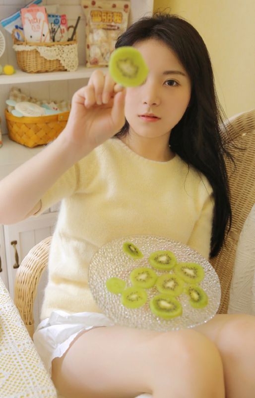 白嫩纯真美少女眼神忧郁私房白丝美腿性感魅惑写真