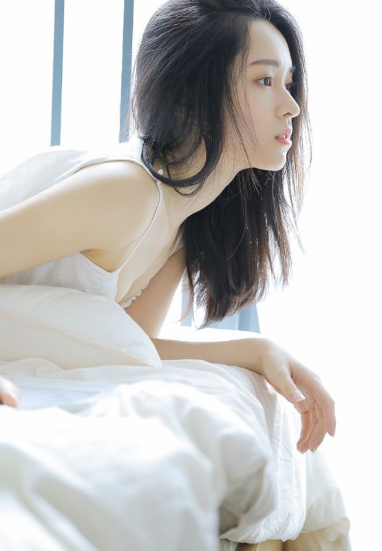 清纯氧气美女白嫩幼妻私房吊带睡裙惹火图片