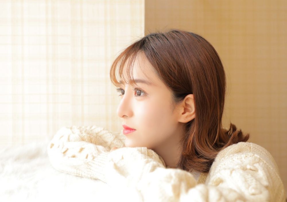 清纯美女嫩模镂空衫大长腿娇艳诱惑私房写真