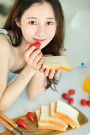 小卷发美少女吊带内衣雪肌嫩乳性感美腿写真