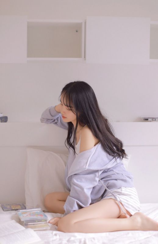 素颜长发美女清纯氧气私房床上养眼小清新软妹图片