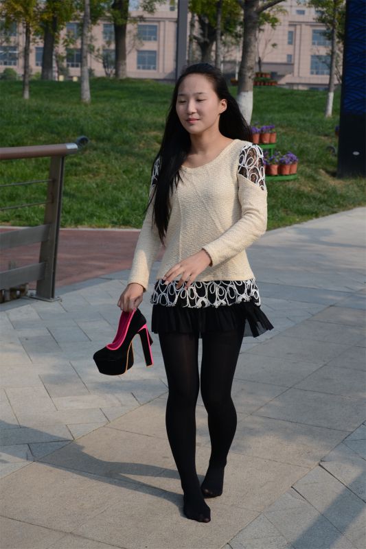 街拍黑丝高跟美女图片