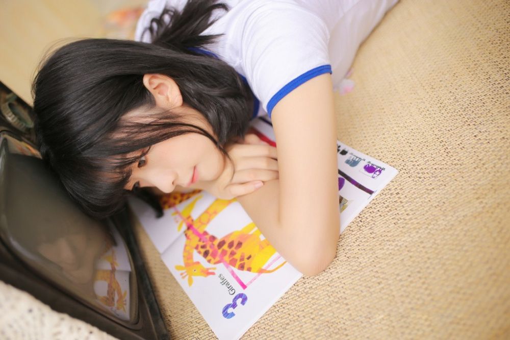 单眼皮初中生女孩日系运动装性感翘臀美女写真