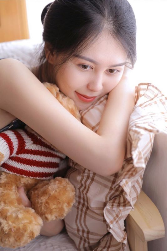 95后青春少女沙发上背带裤吊带脱落性感诱惑写真