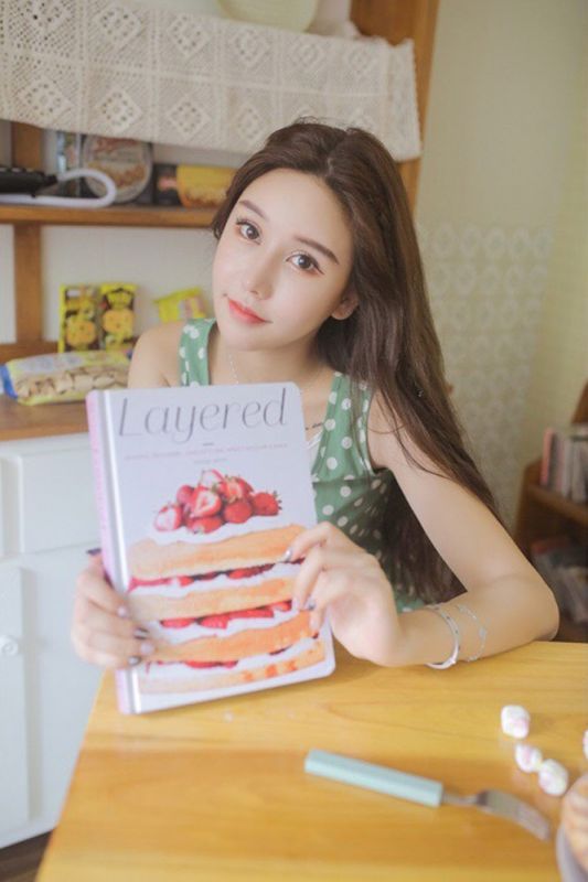 美食小吃货少女长发气质性感纯美大胆撩人写真