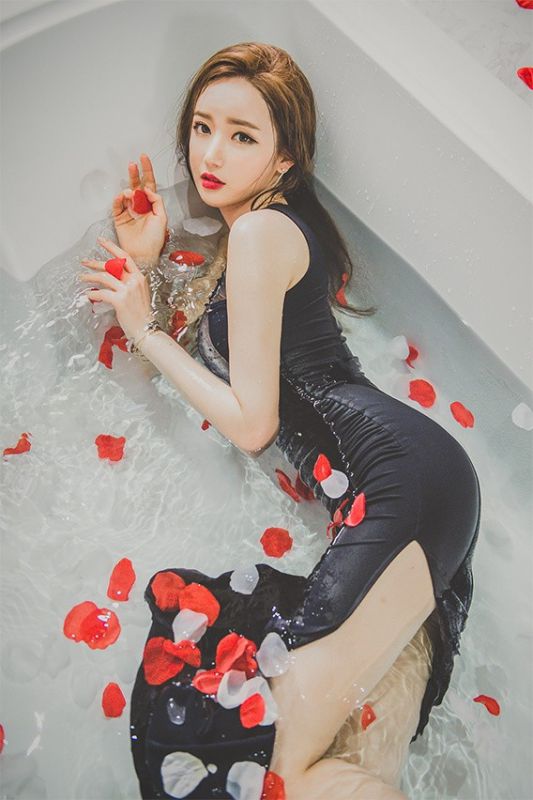 韩国御姐李妍静浴缸花瓣水湿身裸体艺术大胆写真