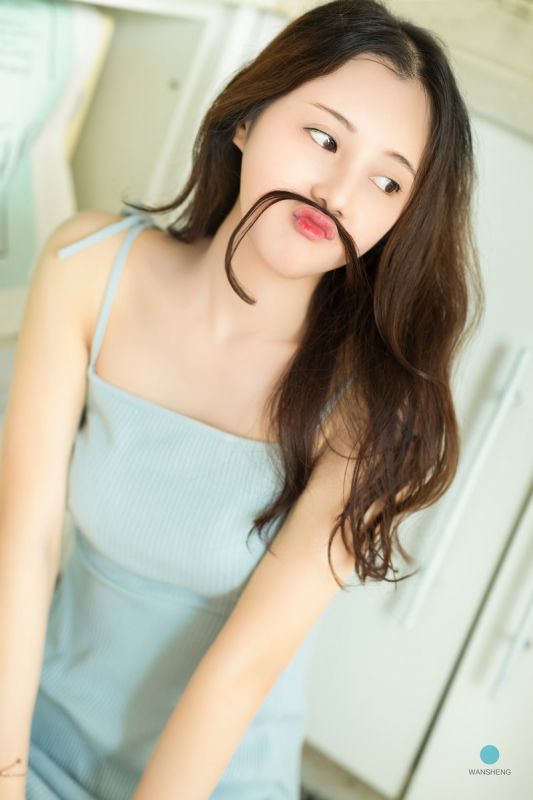 小卷发美少女吊带内衣雪肌嫩乳性感美腿写真