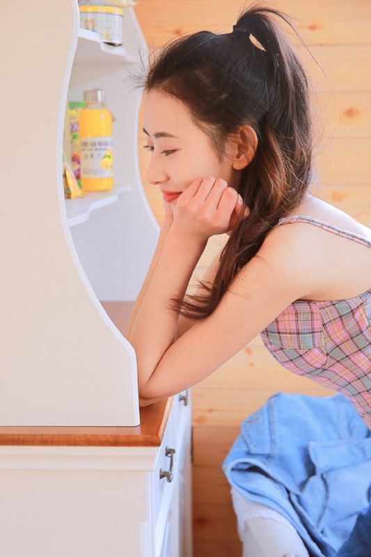 扎马尾的内衣女孩牛仔长裤性感美腿居家诱惑写真