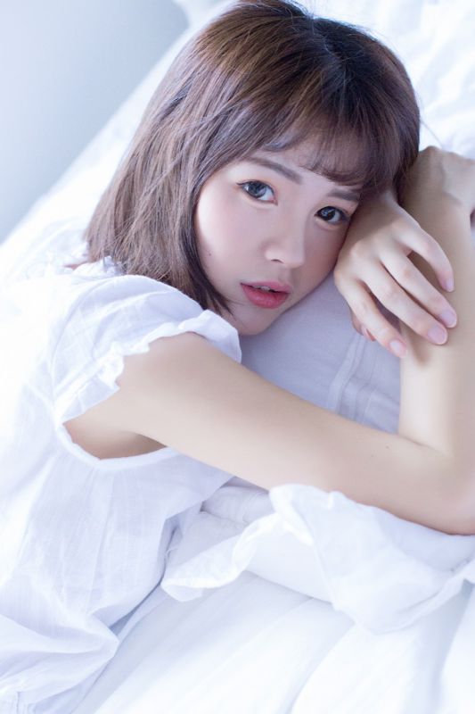 白嫩乙女模特露肚脐睡衣性感丰满人体图片