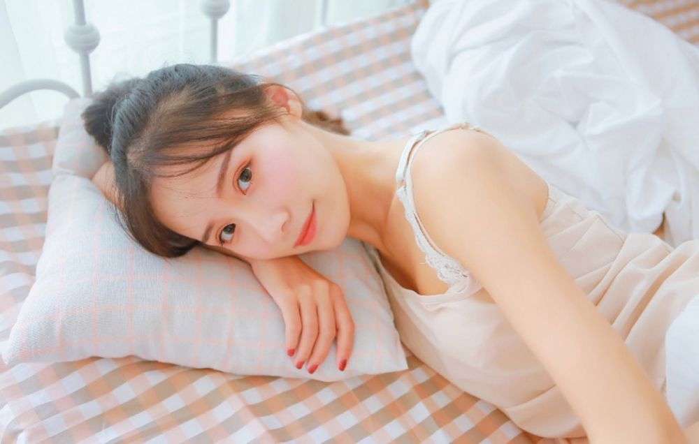 白色内裤美女模特吊带酥胸性感妖娆写真