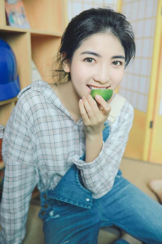 牛仔背带裤青春少女格子衬衫居家长腿性感写真