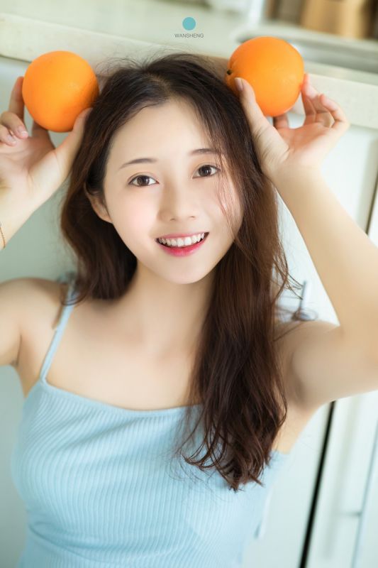 小卷发美少女吊带内衣雪肌嫩乳性感美腿写真