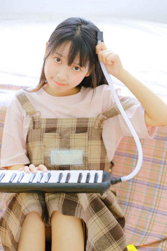 电子钢琴小能手少女活泼青涩大眼灵动清纯生活写真