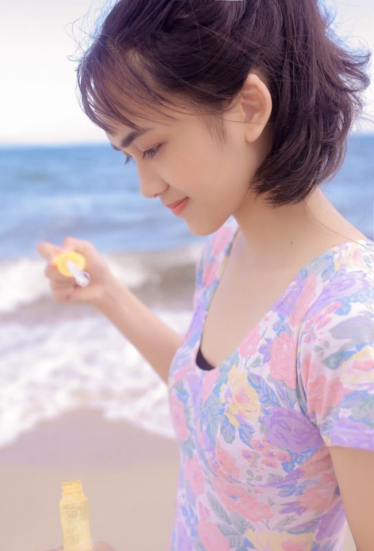 湿身萝莉美腿酥胸裸足吹泡泡性感风骚写真