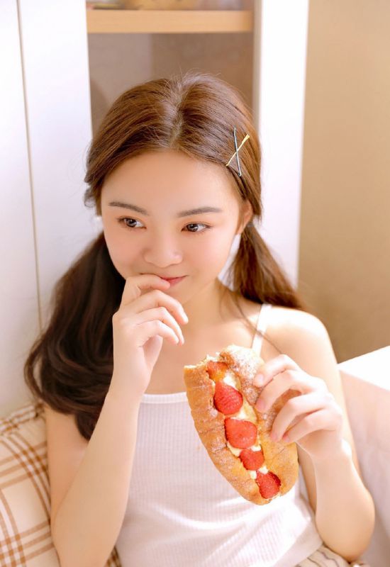长腿美女古灵精怪床上自由运动性感诱惑照