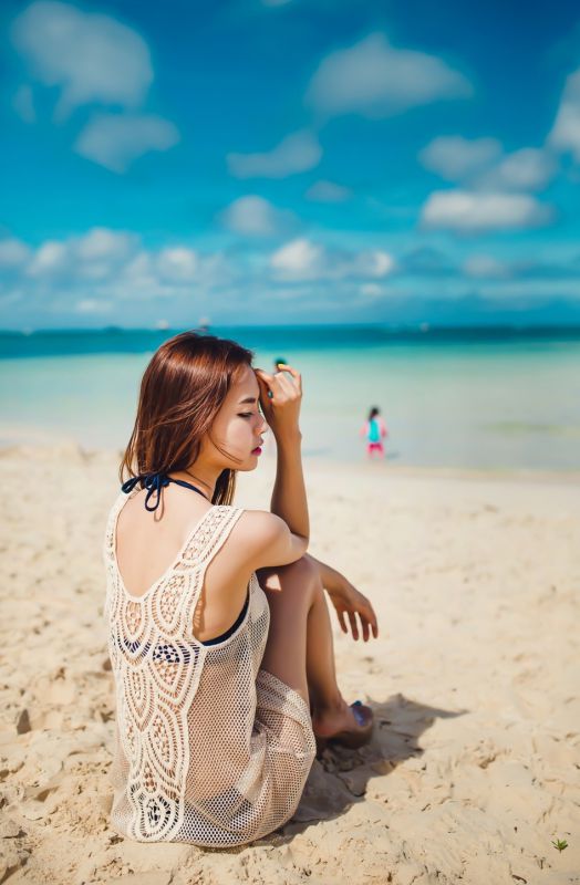 性感美女金沙海滩中镂空比基尼火辣美腿写真