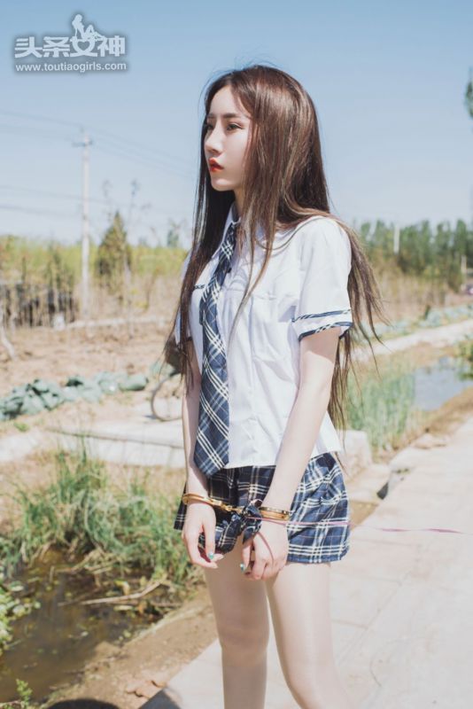 校花公车女神户外制服短裙肉丝长腿性感图片