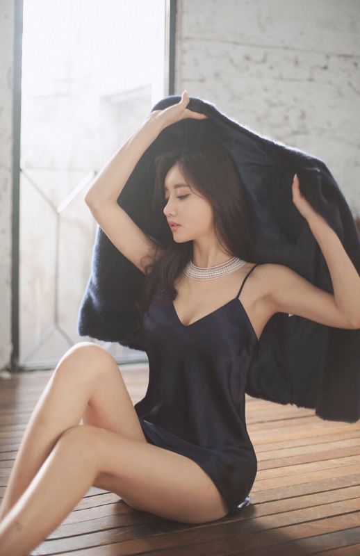 韩国妖娆美女黑丝吊带盘腿而坐性感娇姿人体艺术写真