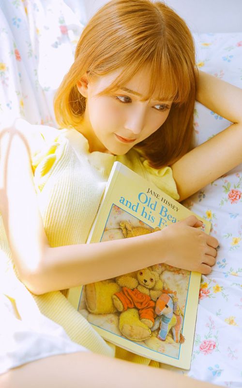 混血金发美少女白丝美腿诱人床照私房冷艳写真