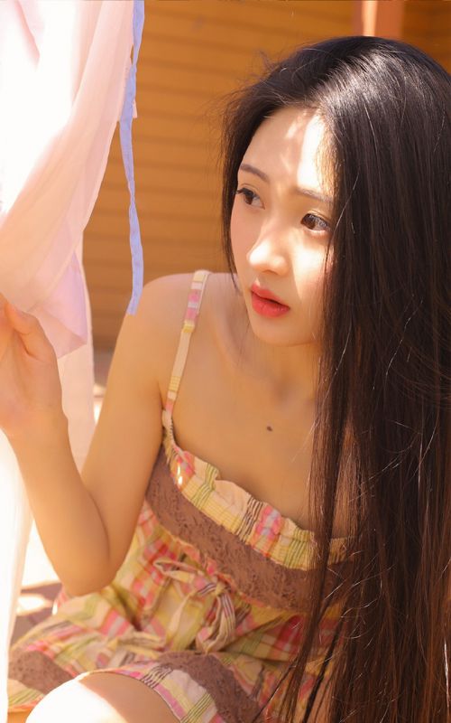 长发美女吊带酥胸阳光唯美氧气清纯娇嫩写真