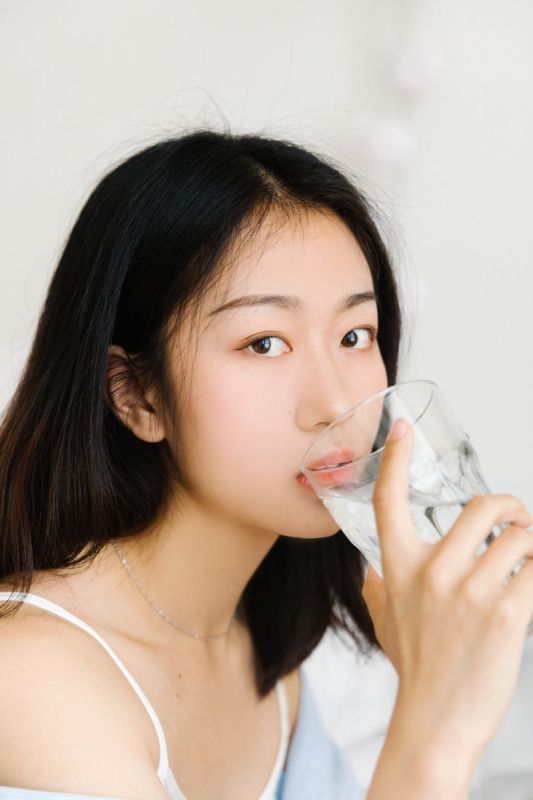 00后微乳少女蕾丝吊带内衣性感丰臀诱惑写真