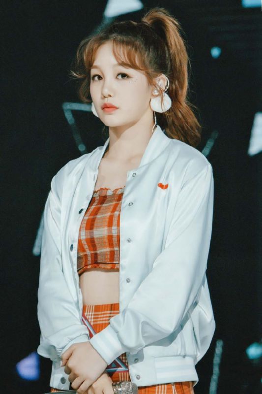 徐梦洁舞台现场短裙美腿靓丽火辣明星写真图片