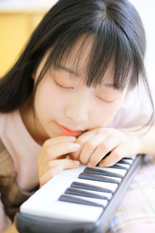 电子钢琴小能手少女活泼青涩大眼灵动清纯生活写真