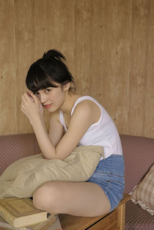 小背心内衣少女古灵精怪俏皮清纯诱惑居家写真