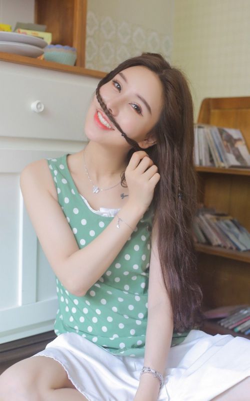 美食小吃货少女长发气质性感纯美大胆撩人写真