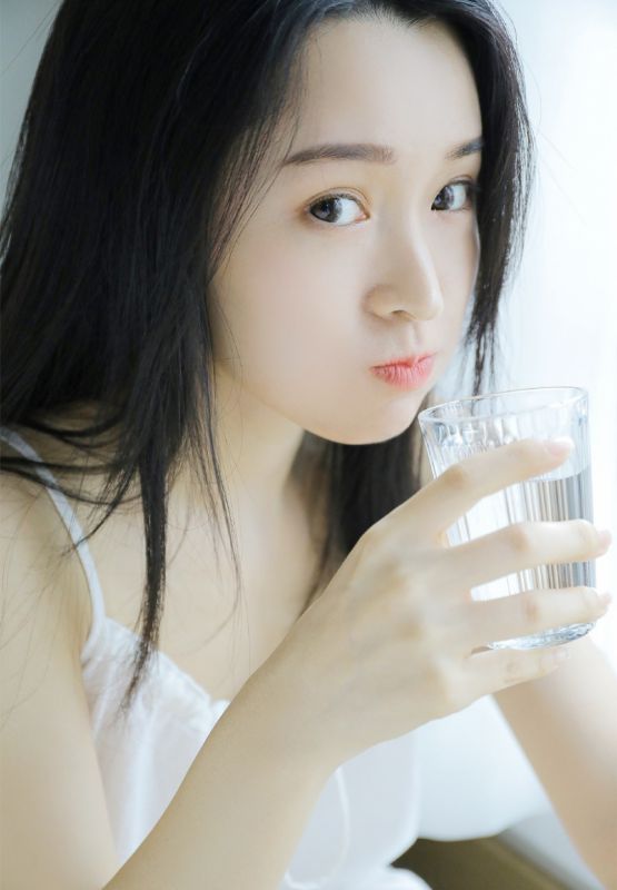 清纯氧气美女白嫩幼妻私房吊带睡裙惹火图片
