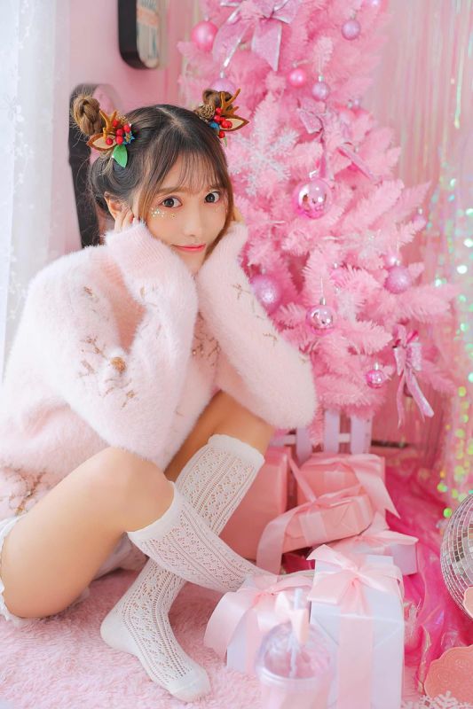 清纯可爱毛衣软妹粉嫩白丝美腿内衣美女图片