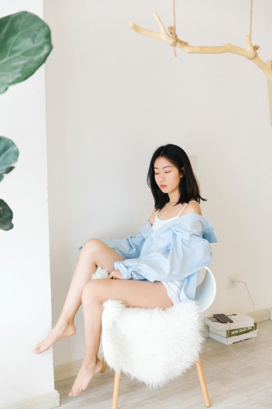 00后微乳少女蕾丝吊带内衣性感丰臀诱惑写真