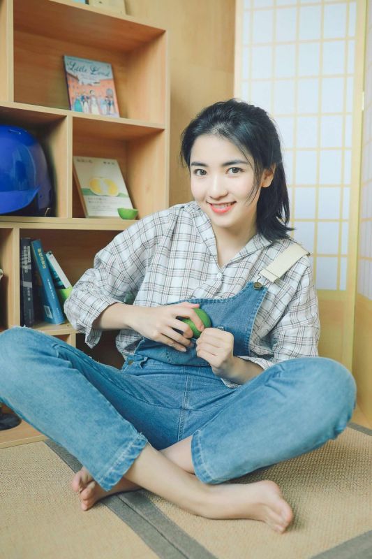牛仔背带裤青春少女格子衬衫居家长腿性感写真