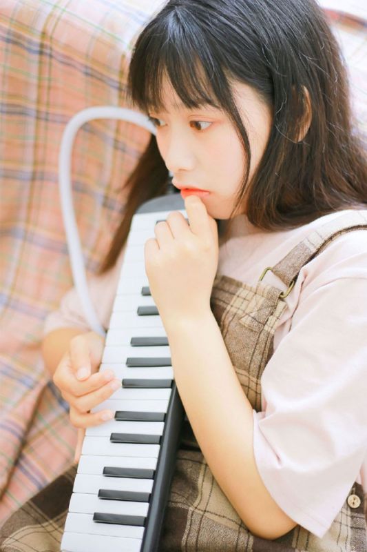 电子钢琴小能手少女活泼青涩大眼灵动清纯生活写真
