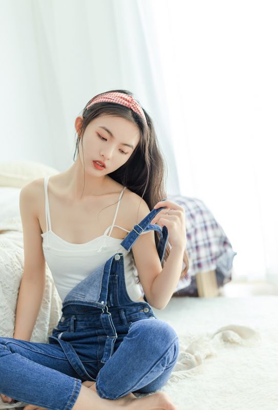 美女模特性感背带裤诱人香背美腿白嫩诱惑写真