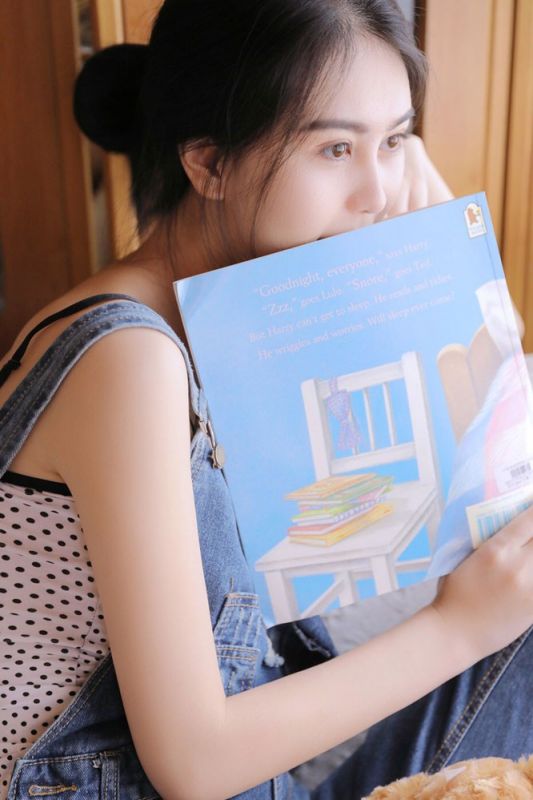 95后青春少女沙发上背带裤吊带脱落性感诱惑写真